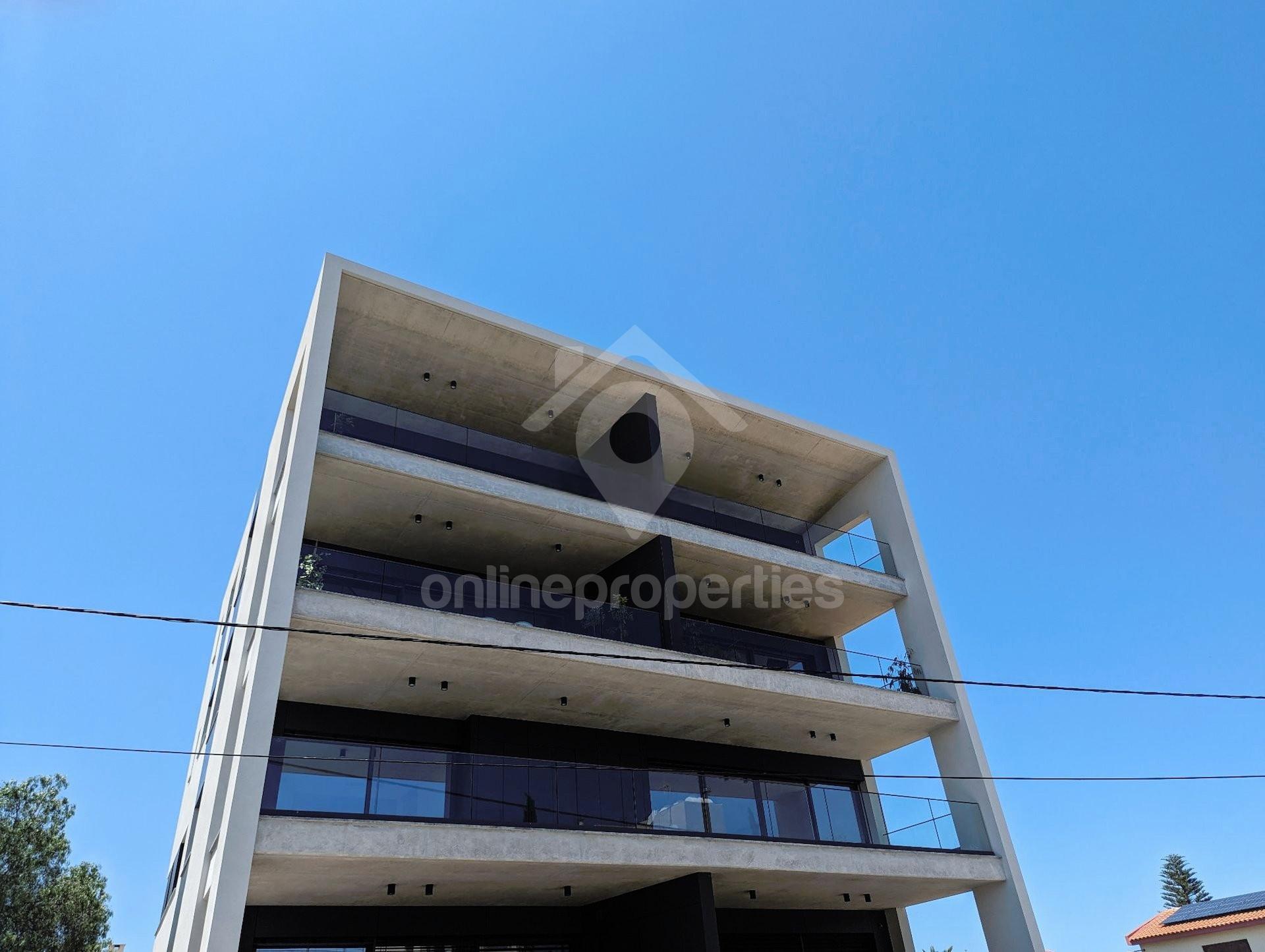 Spacious, three-bedroom + office, luxurious, delux apartment located in Dasoupolis, close to to Akropolis Park