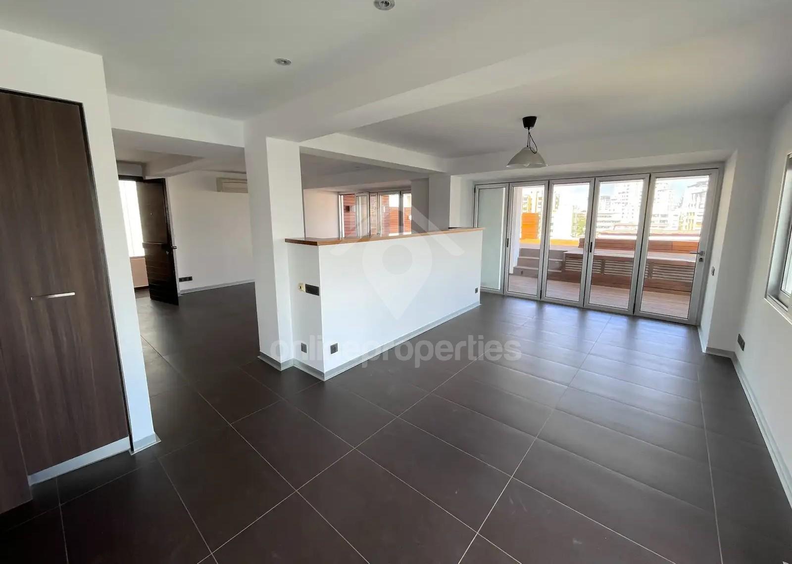 Fantastic work to this unique 3-bed+ top floor flat