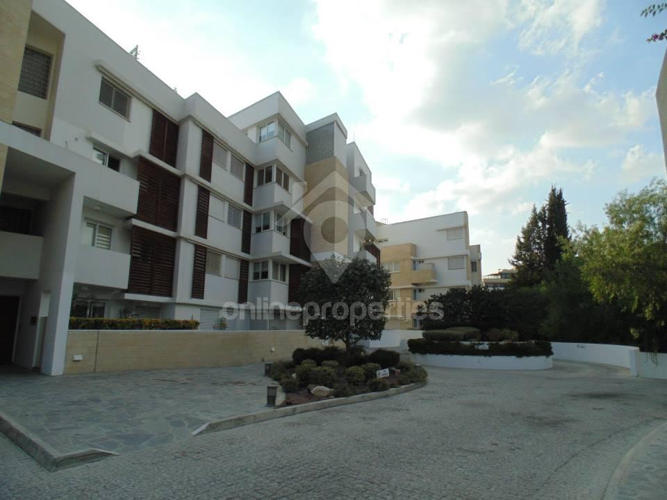 Luxurious 3 bedroom apartment near the river sidewalk 