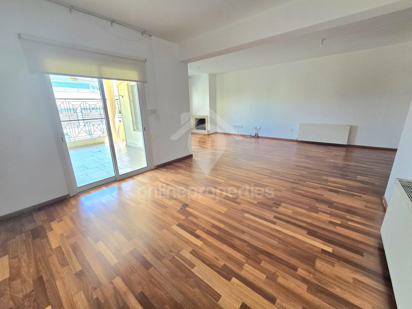  3 bed+office maisonette flat near Academias park
