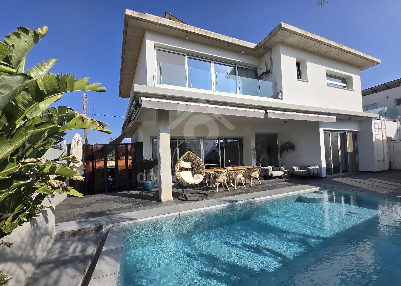4-bedroom detached house with a swimming pool