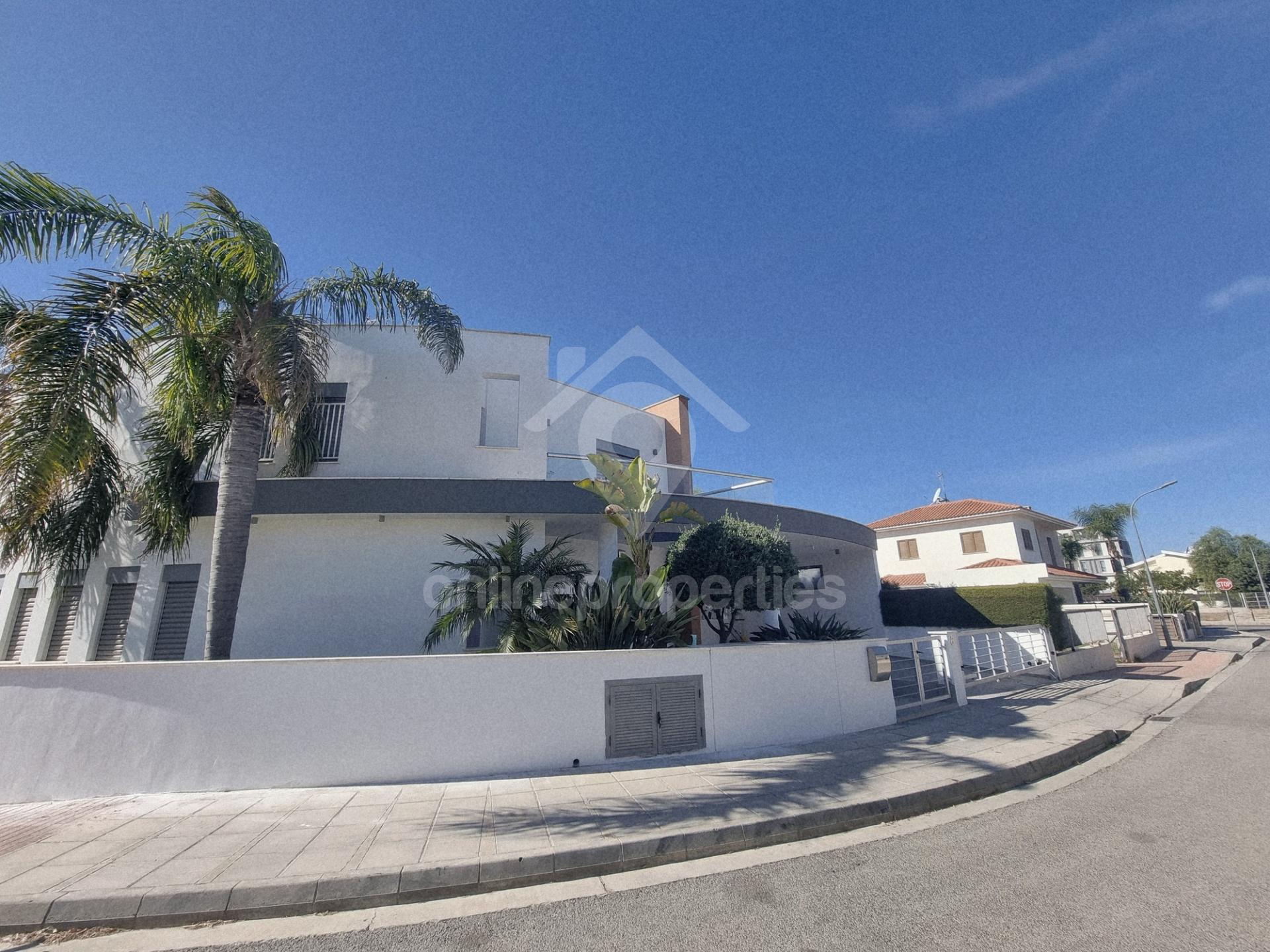 Nicely & Modern Detached Corner House