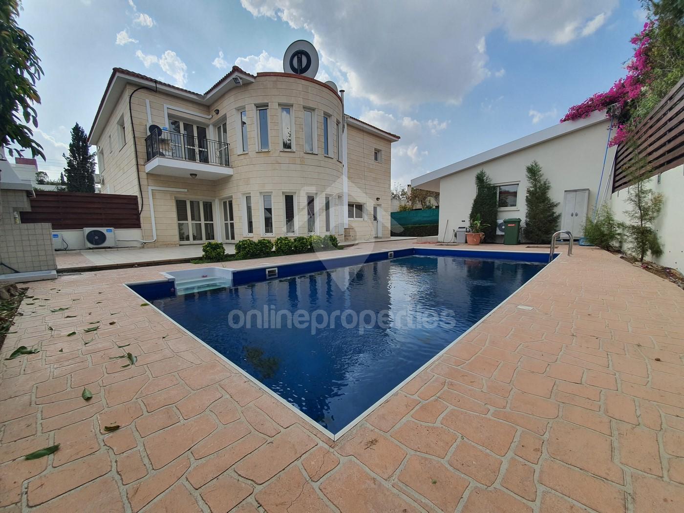 Luxury renovated 5 bedrooms detached house with office space 