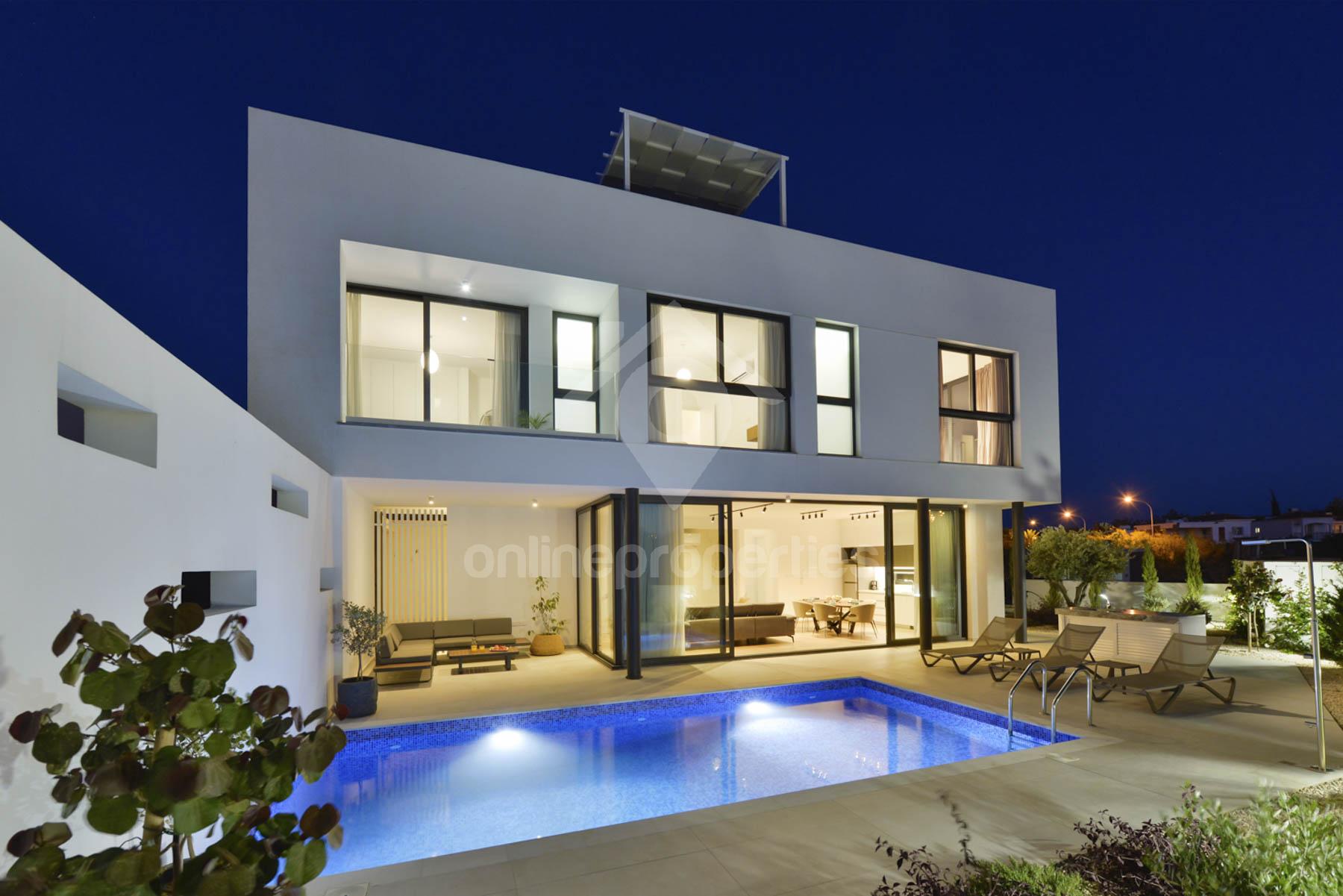 Modern Villas with private swimming pool, close to the beach 