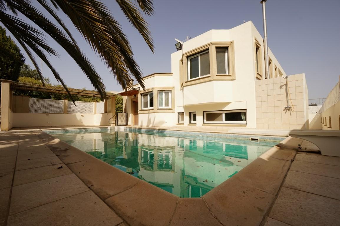 Detached house of 4 bedrooms with nice back garden and a swimming pool 