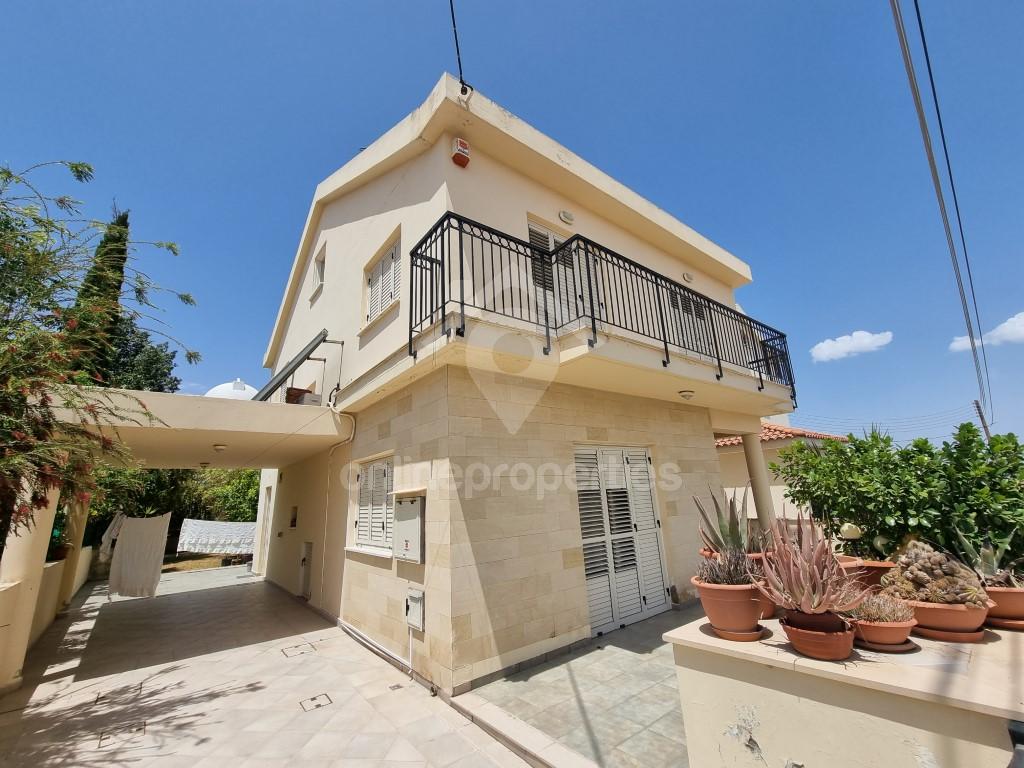 4 bedroom house with attic and a nice back garden