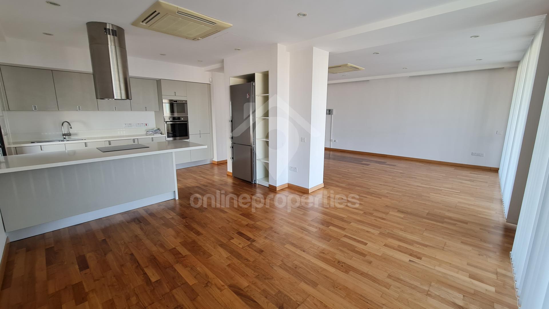 Top floor spacious 4 Bedroom Apartment with roof terrace
