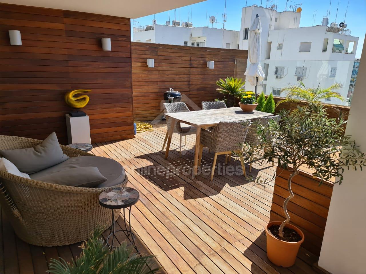 Fantastic work to this unique 3-bed+ top floor flat