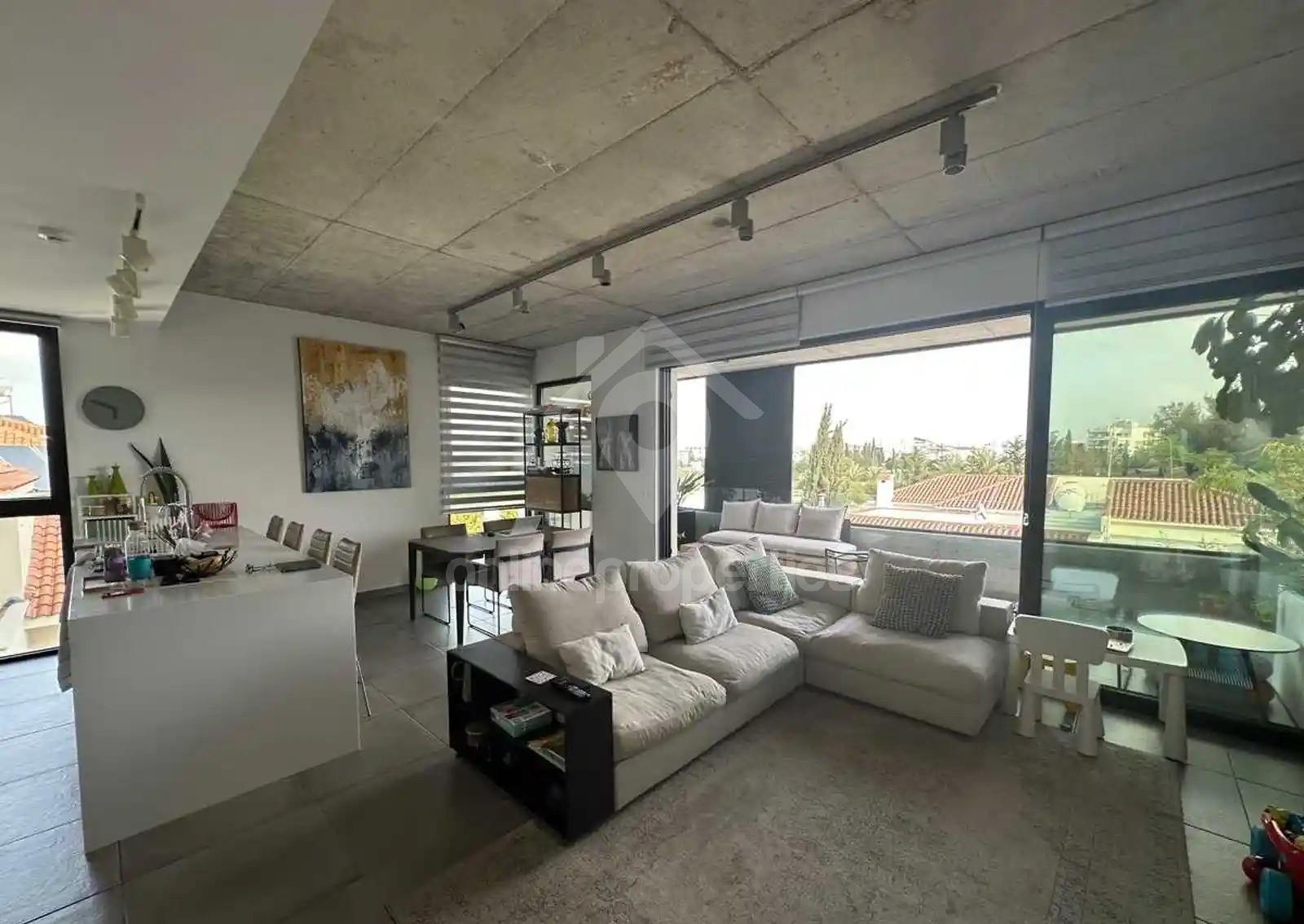 Stunning Modern 3-Bedroom Penthouse with Roof Terrace