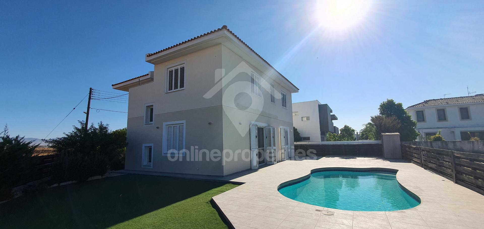 Spacious 4bedroom House with nice garden & pool