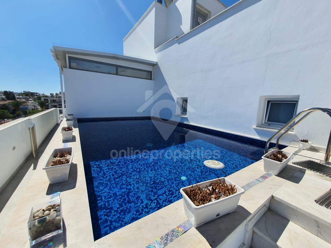 Top floor 2 bedroom flat with a private swimming pool