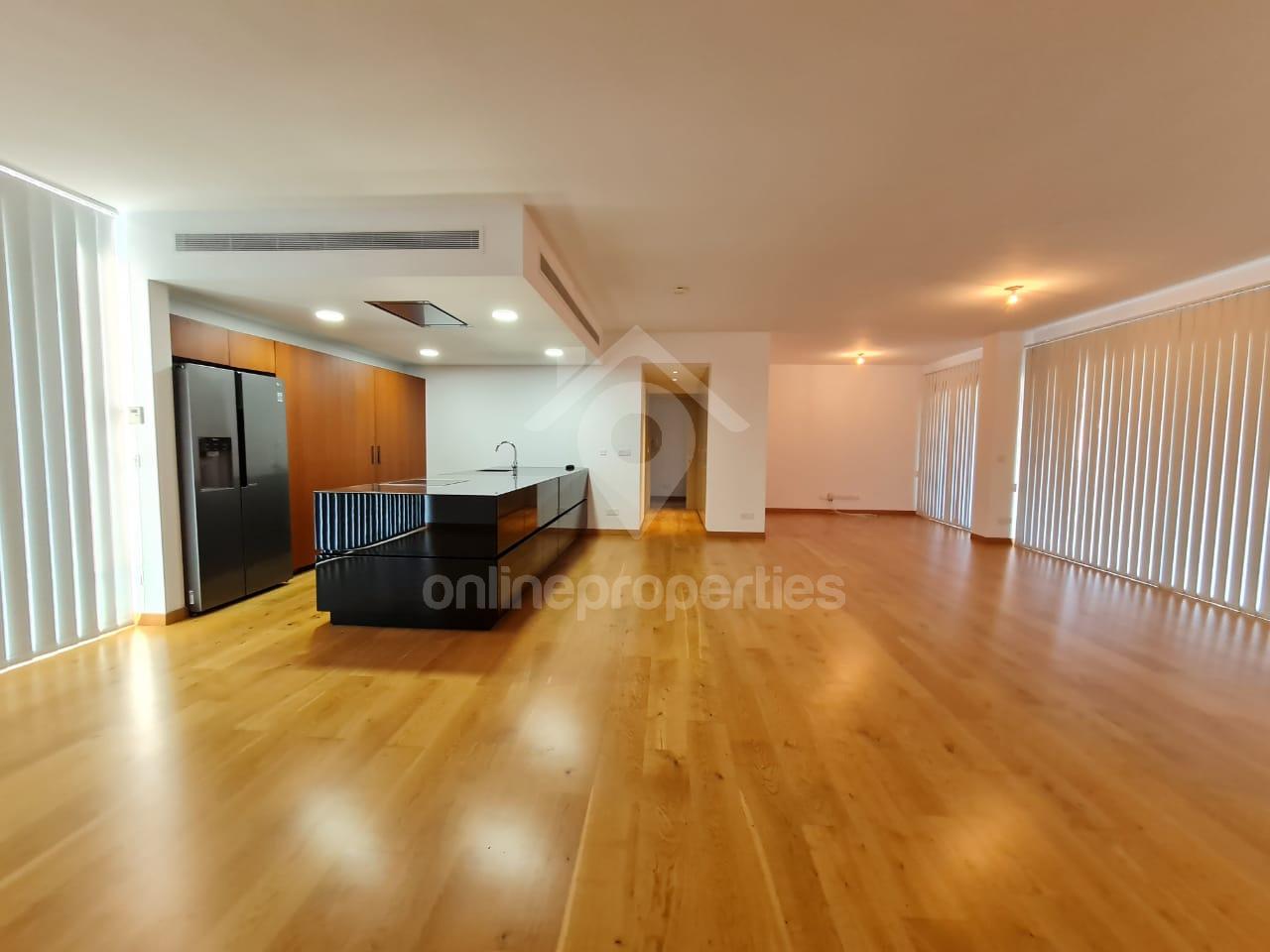 Featured Modern 3bedroom flat together with an extra room 