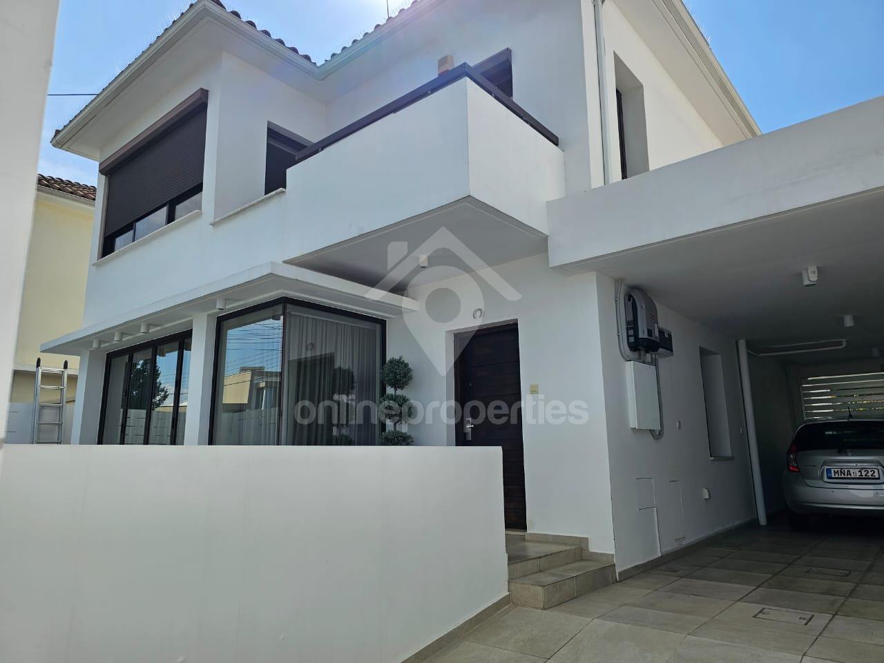 4-bedroom house with a swimming pool near APOEL training center 