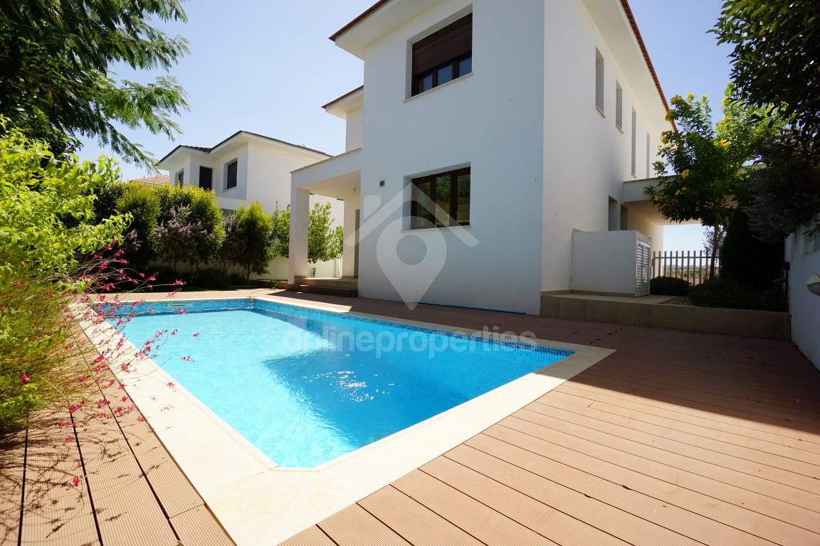 Luxurious 4 bedroomed house with sw/pool