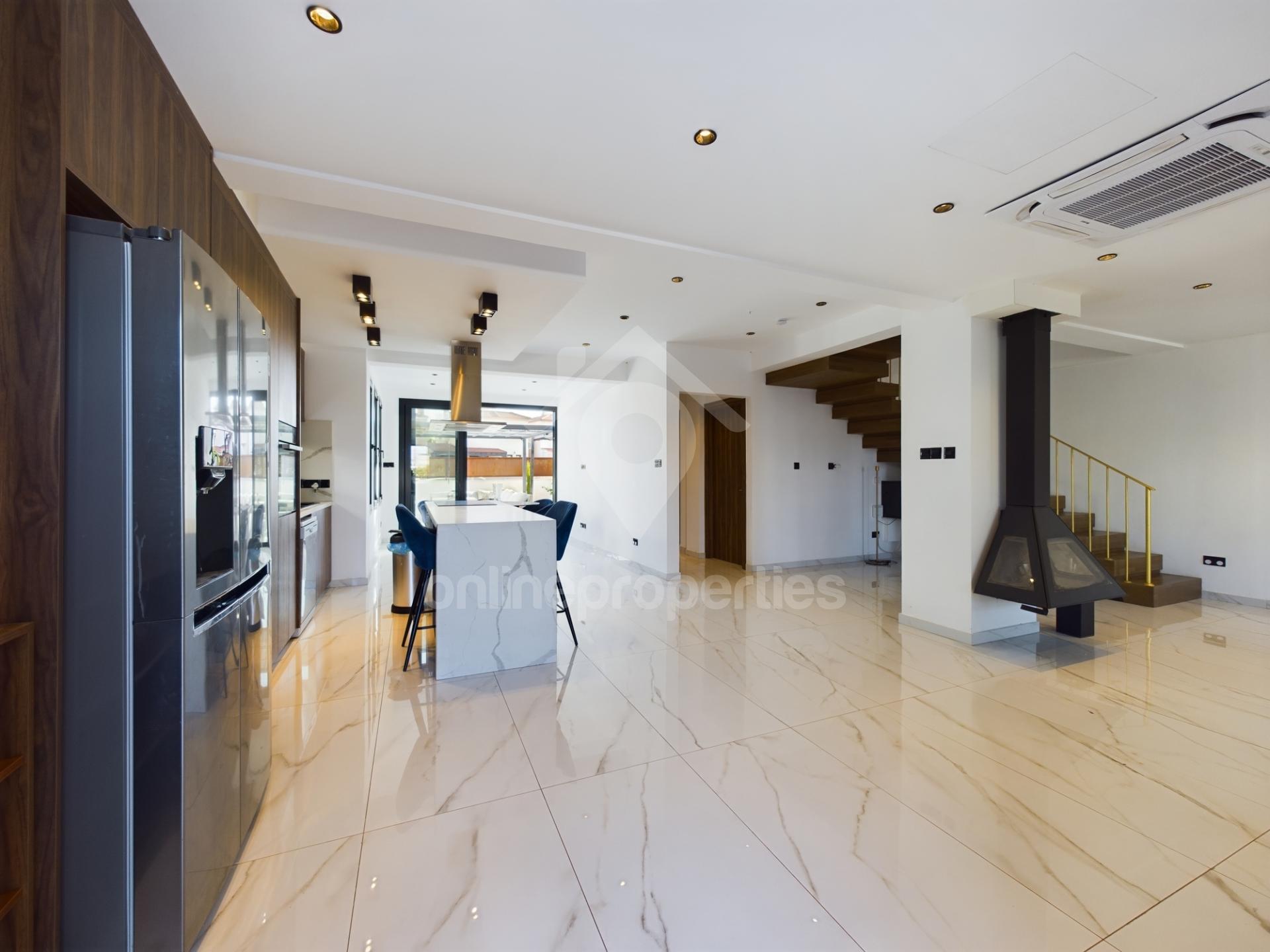 Luxurious 5 bedrooms modern villa in Dali