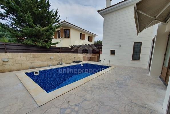 Luxurious 3-bed Corner House with swimming pool 