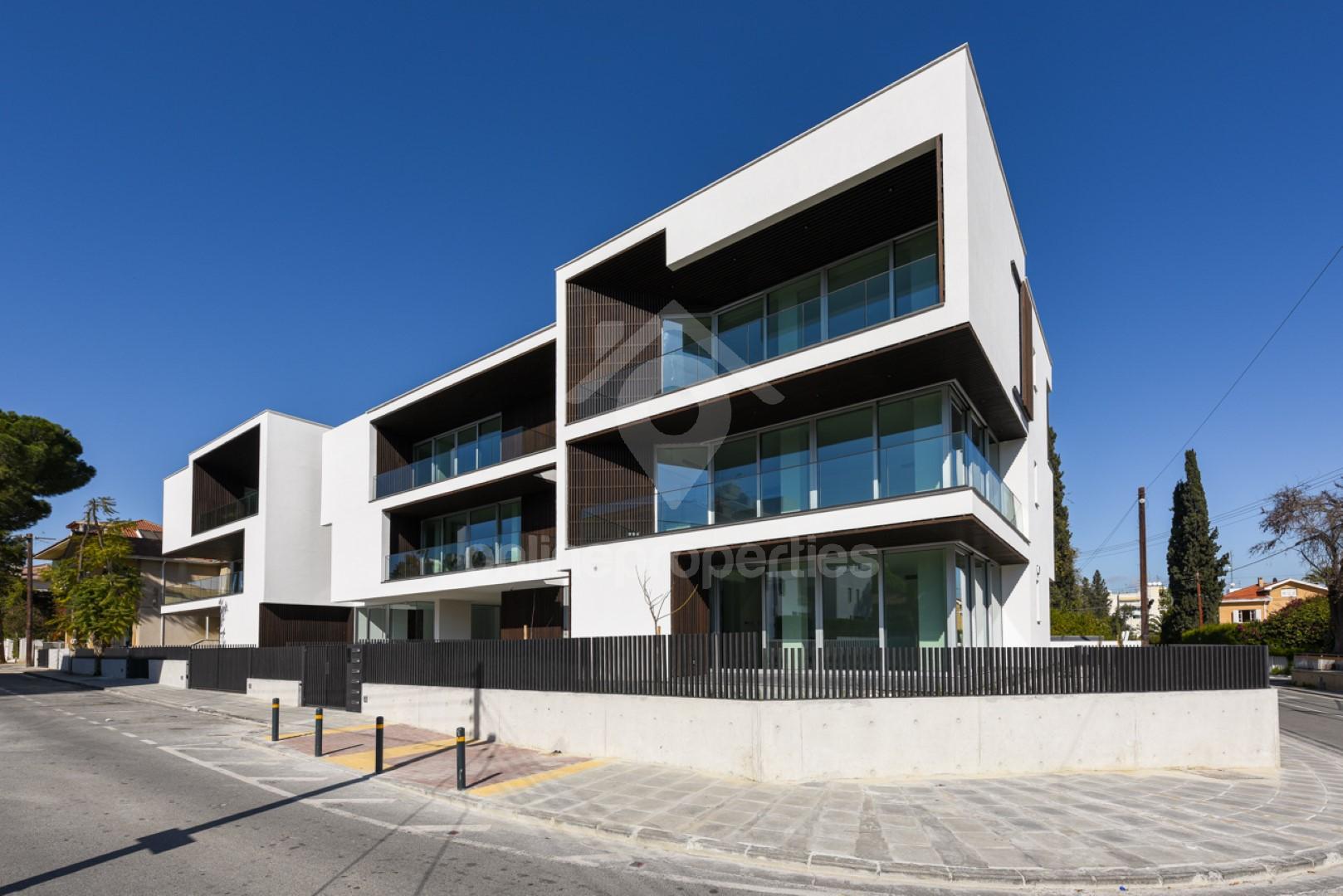 Modern 3 Bedroom Top floor Apartment/Optional housekeeping room