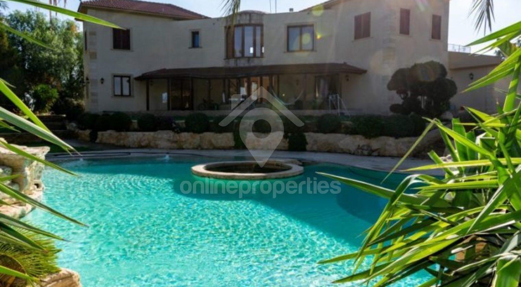 5 Bedroom House near GSP Stadium with beautiful garden and swimming pool