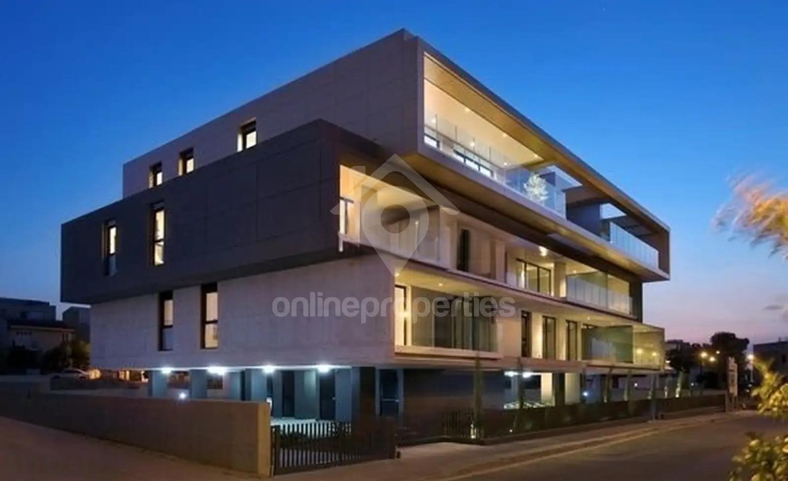 Luxury two-bedroom 1st floor apartment close to the Linear Park.