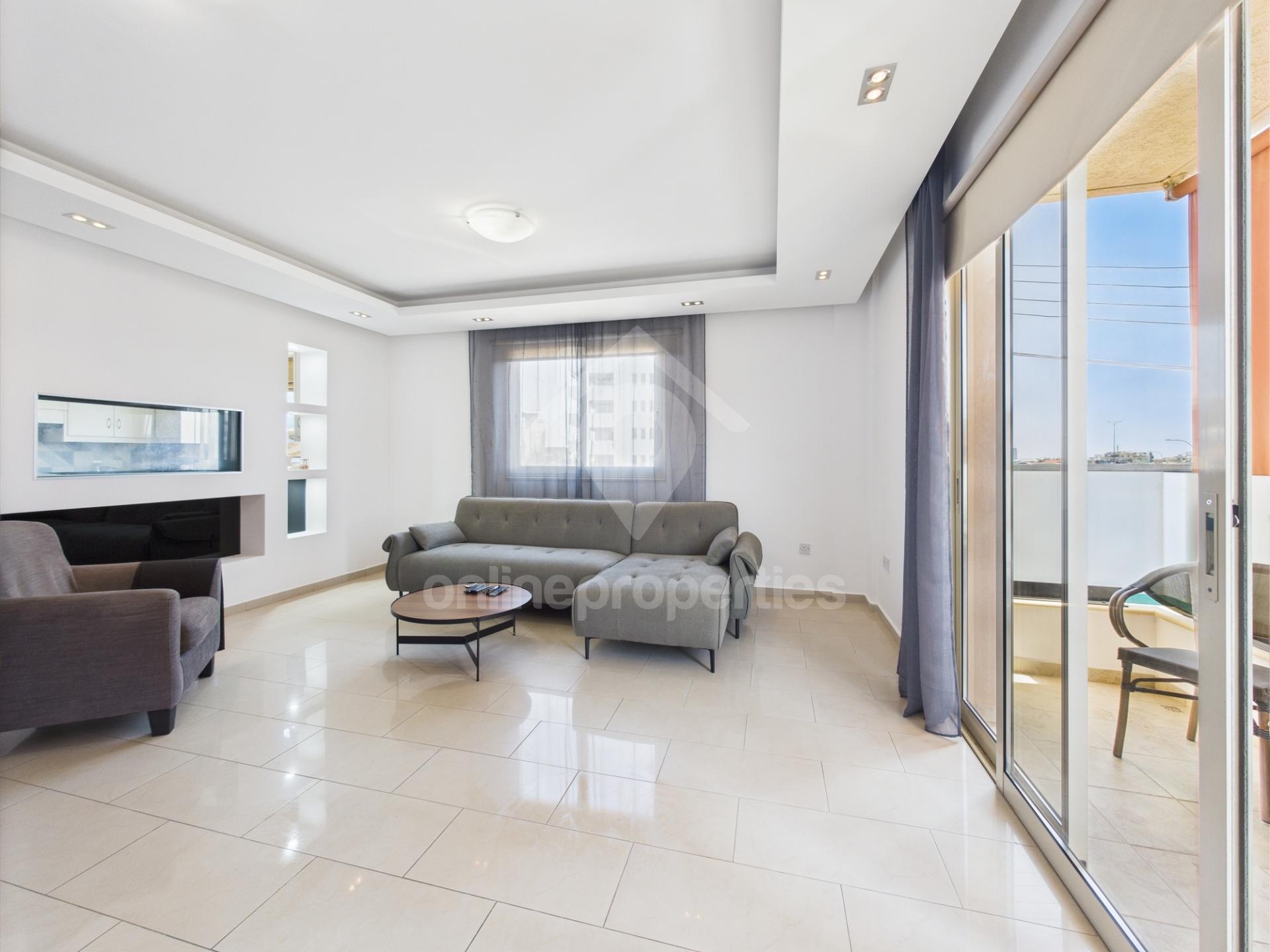 Modern Family Flat, Prime Location Near Highway!