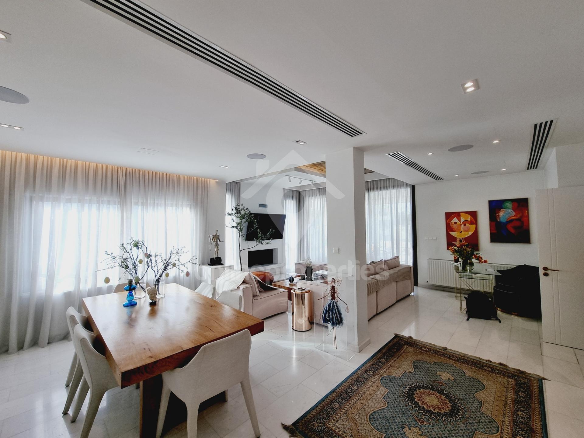 Stunning Top-Floor 3-Bedroom Apartment with Expansive Veranda