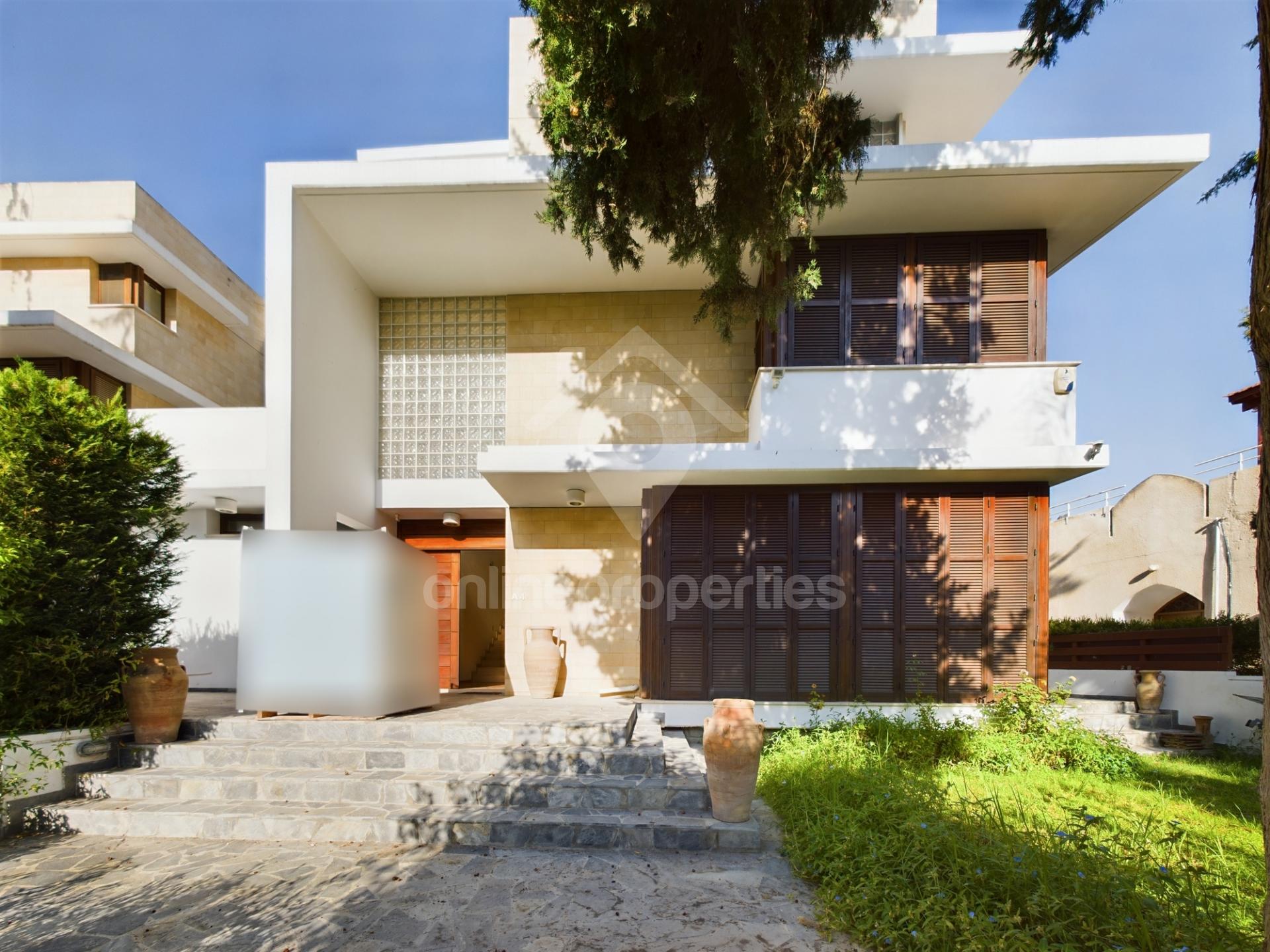 Contemporary  detached house with swimmimg pool, central location 