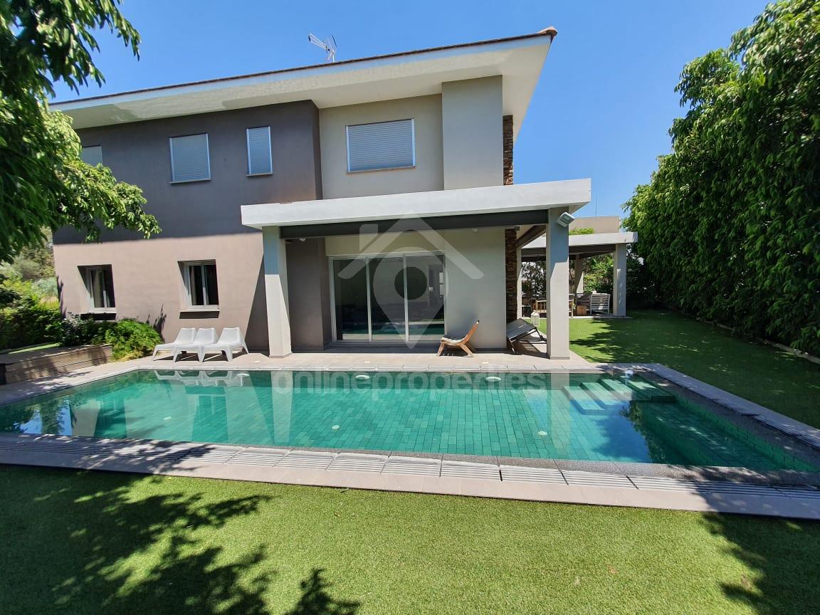 Luxury 4+bedroom house, fully furnished and equipped, together with a swimming pool and mature garden