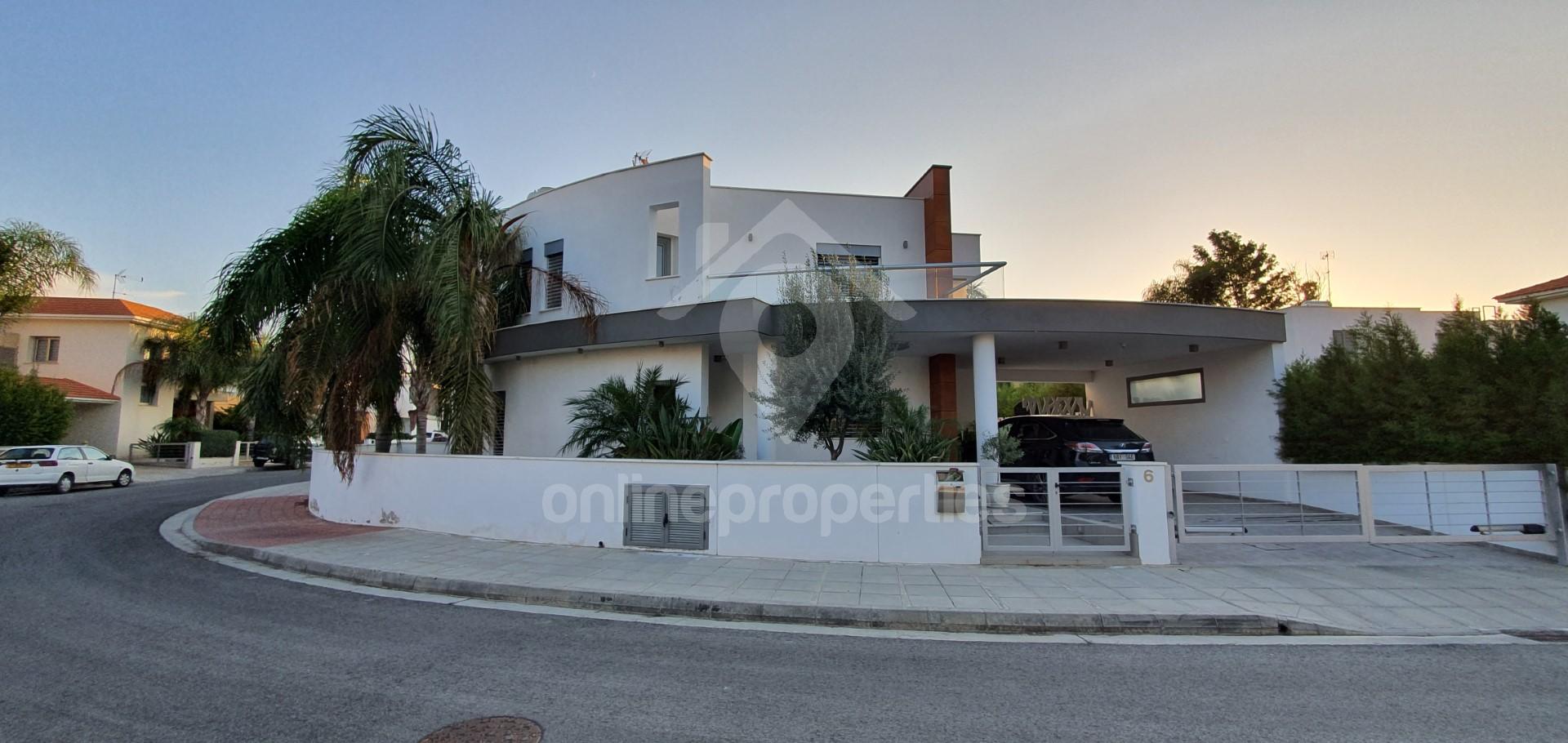 Nicely & Modern Detached Corner House