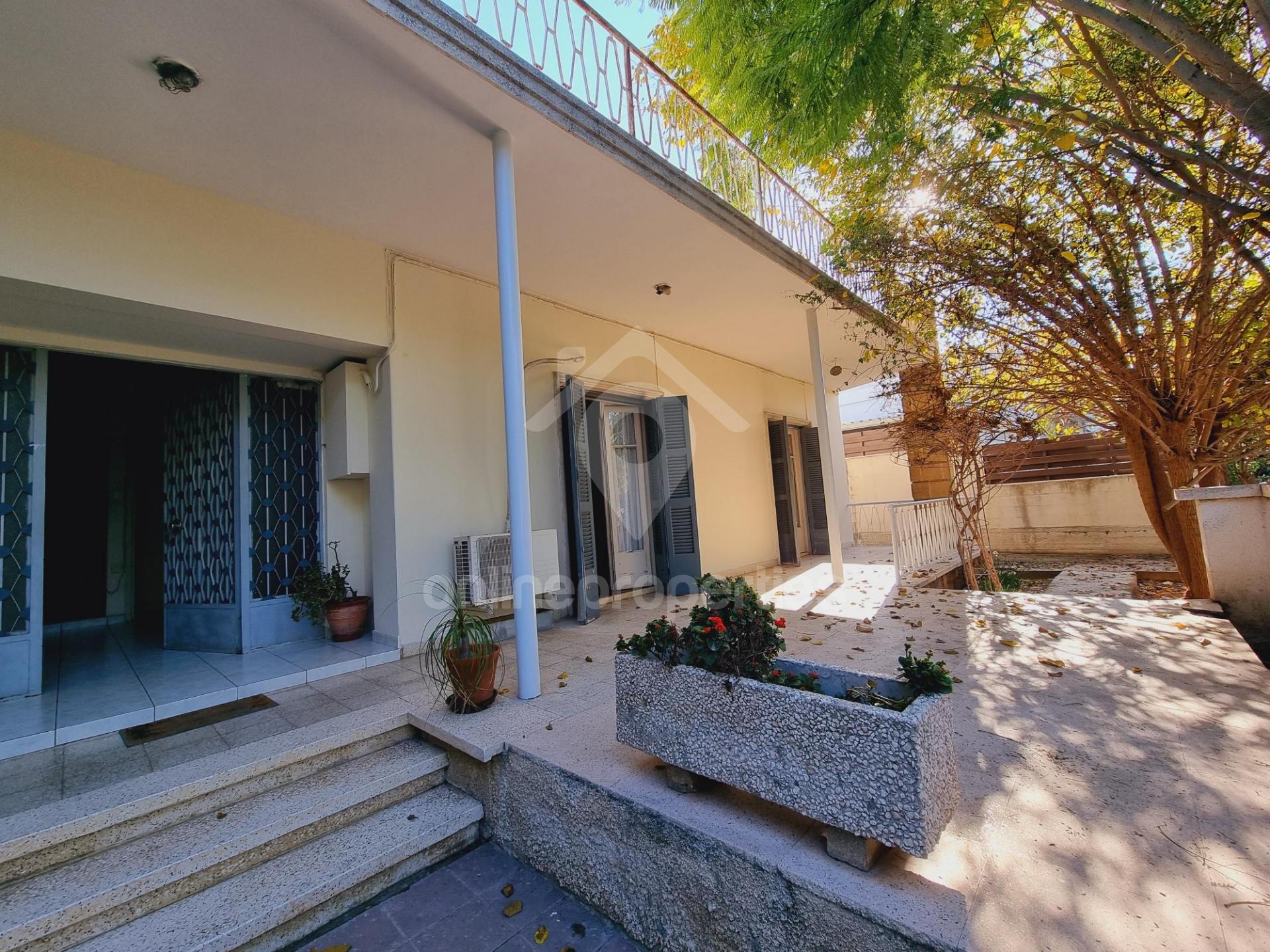 Ground floor house in Acropolis with great potential