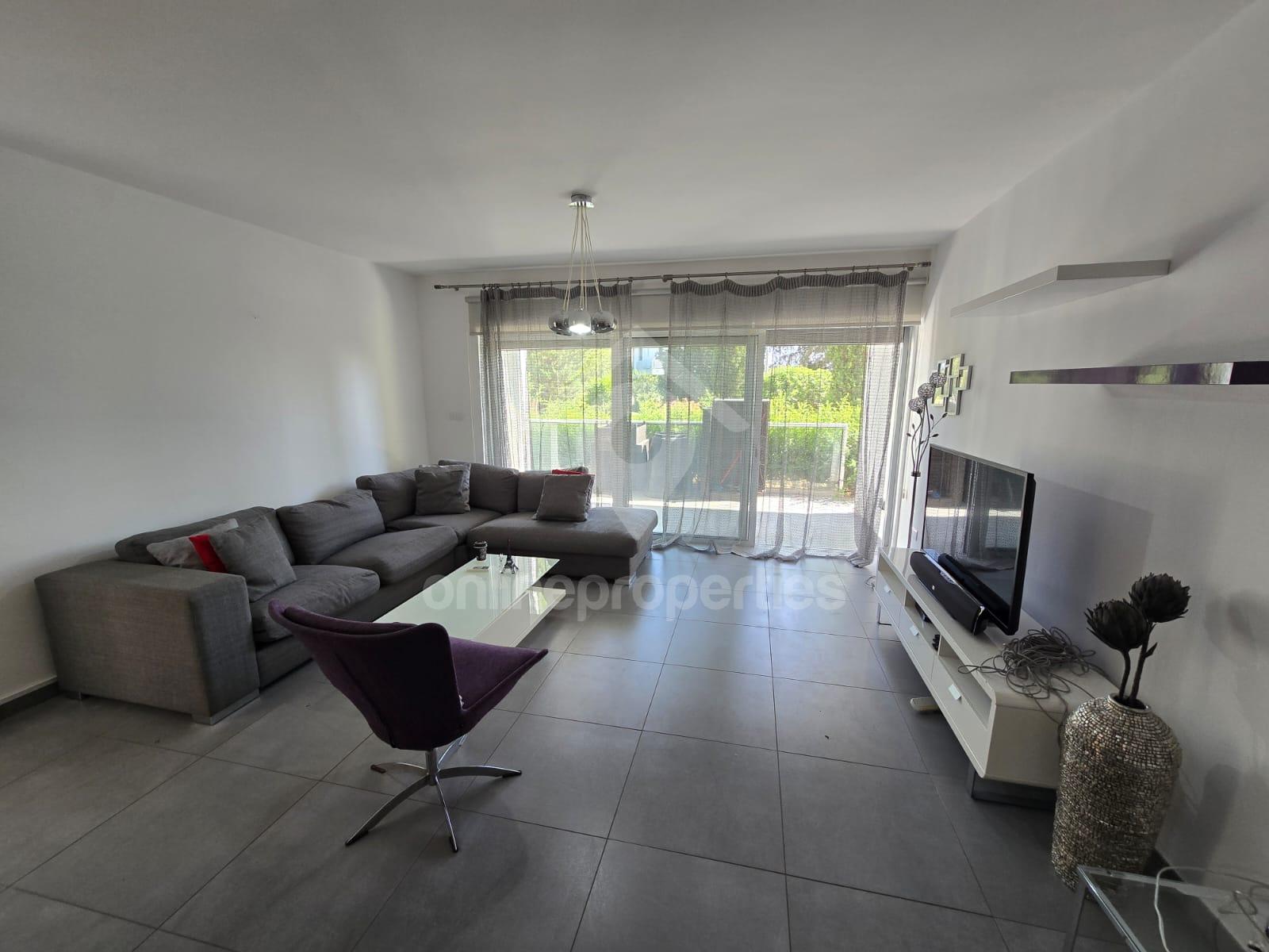 Modern,nicely furnished  ground floor 3-,bedrooms apartment