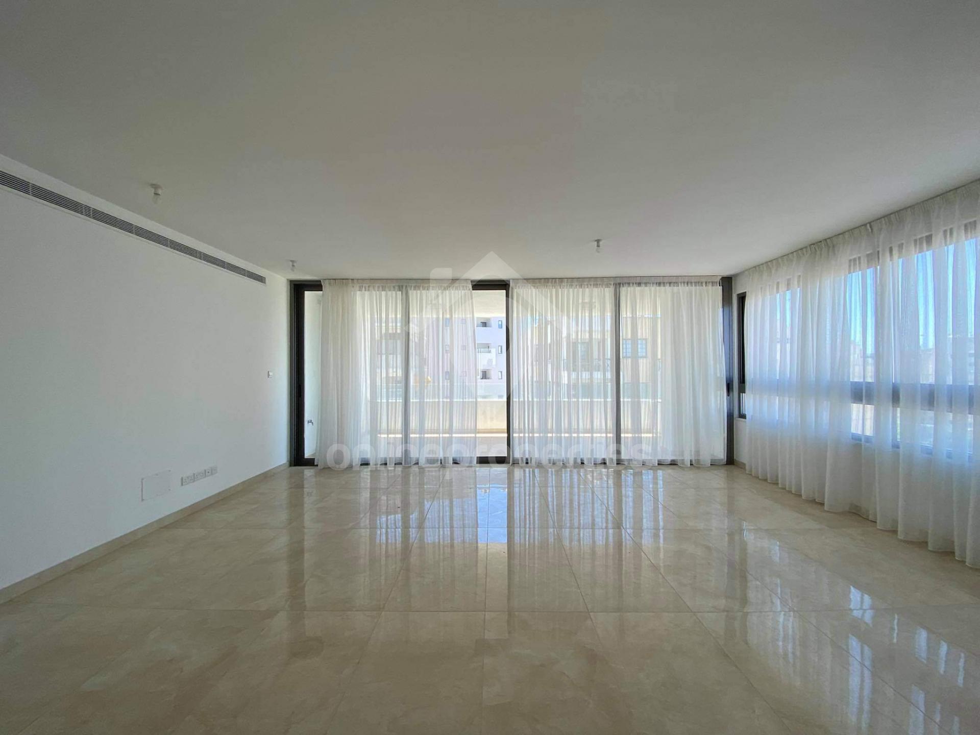 Marvellous, top floor 3bed(all en suite) with private roof garden,walking distance to the city center
