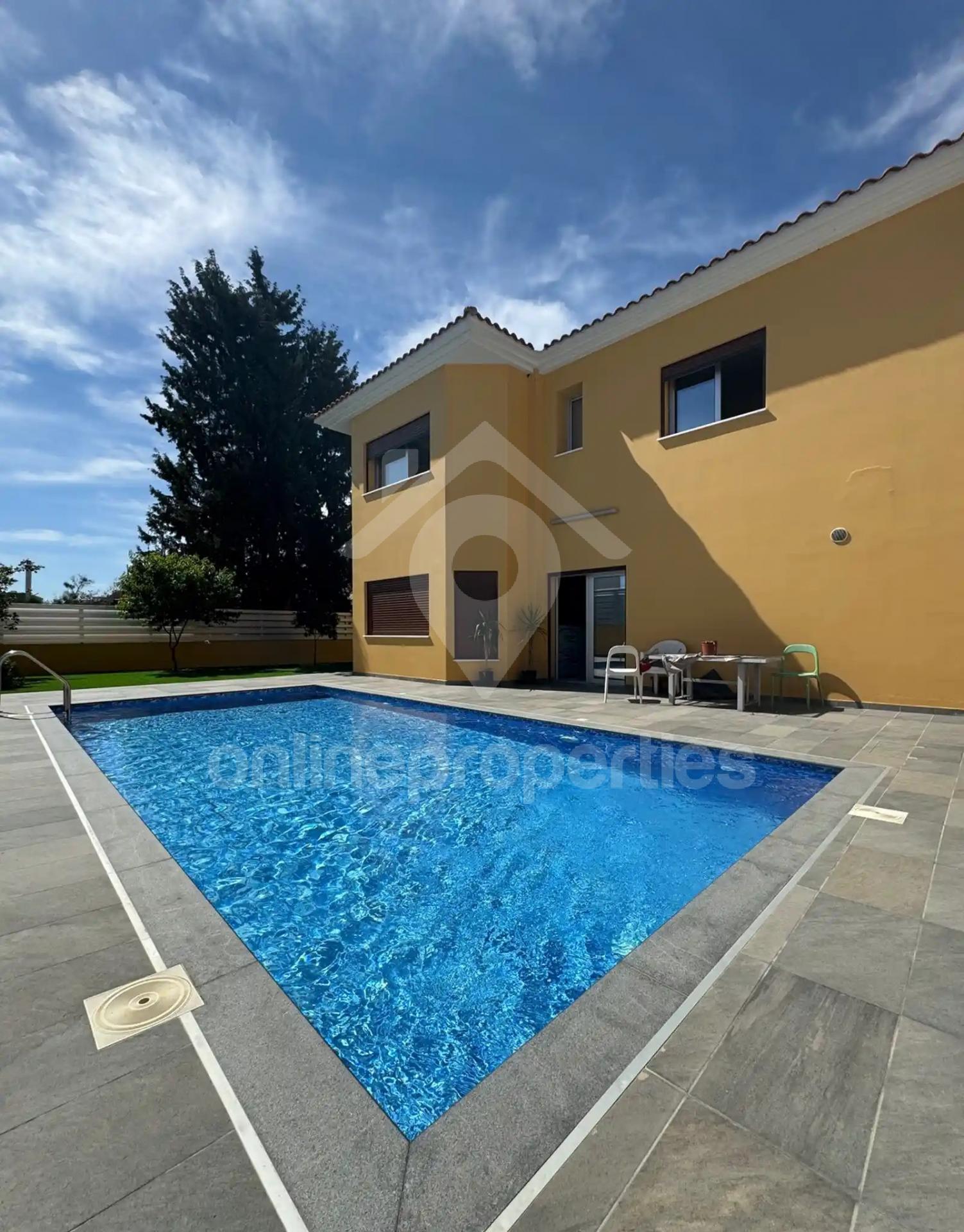 Detached house of 5 bedrooms with swimming pool